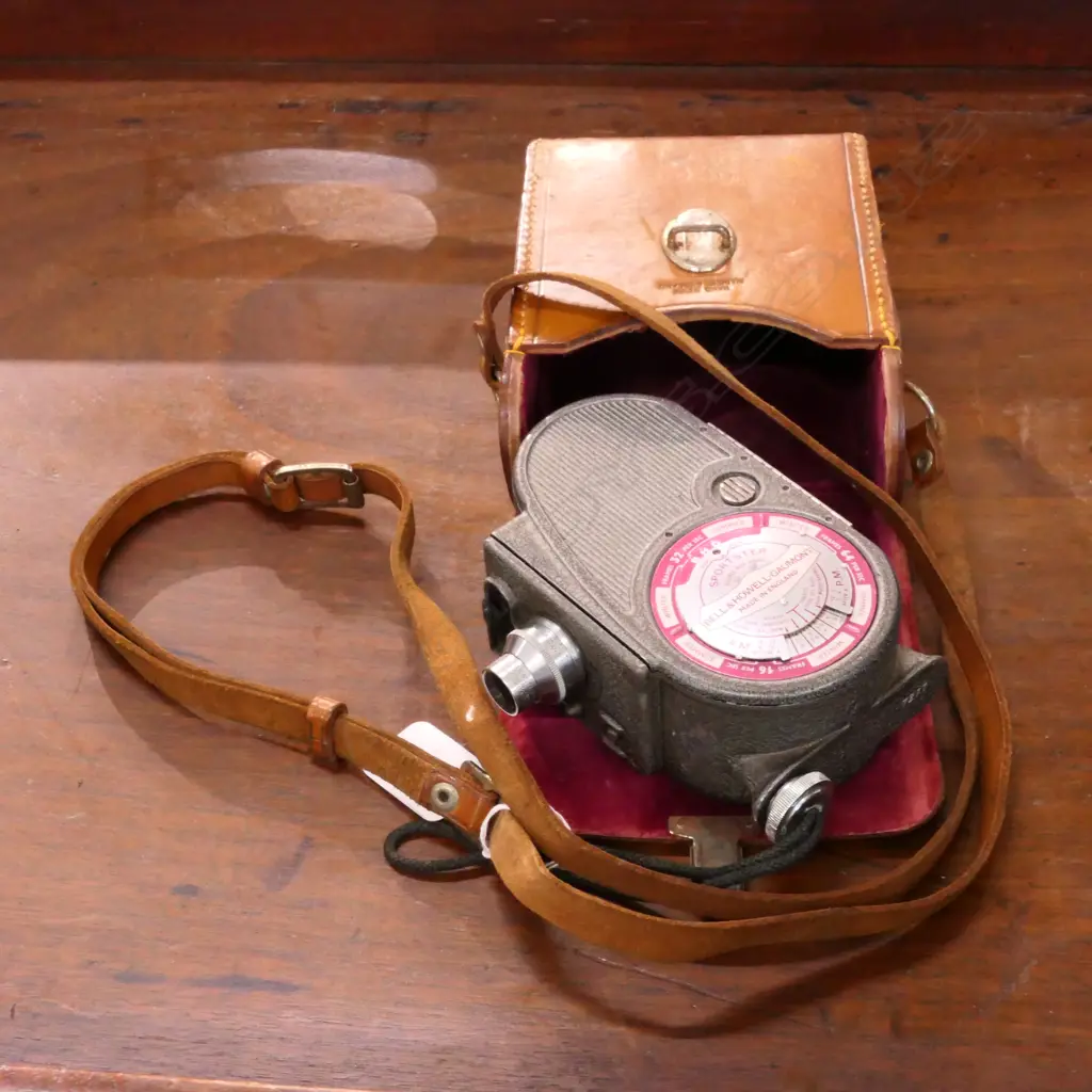 VAL & HOWELL/GAUMONT SPORTSTER DOUBLE RUN 8 MOVIE CAMERA IN CASE WITH EXTRA LENSE H.140MM 18925 Image 1++