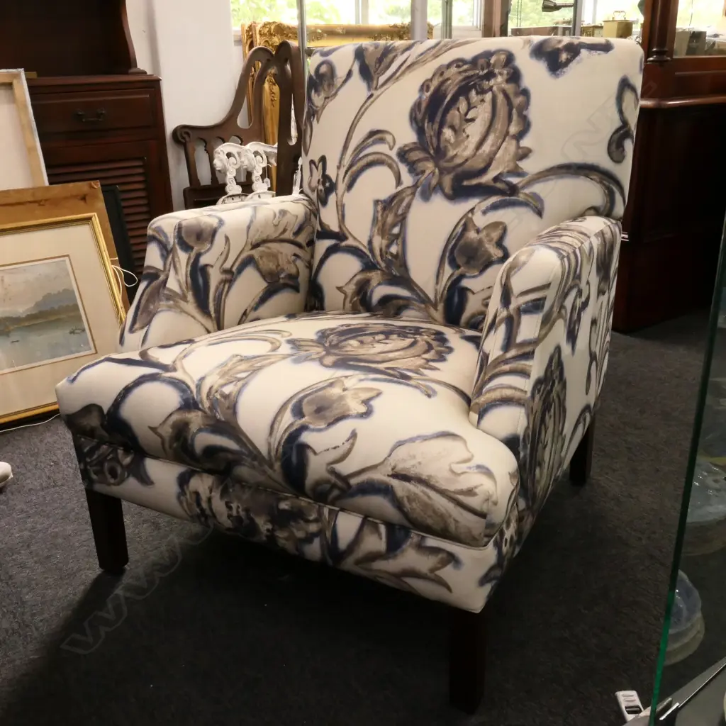 LARGE B+W UPHOLSTERED ARMCHAIR Image 1++