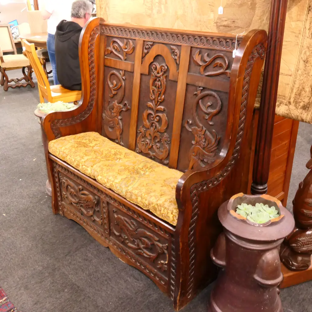 CARVED OAK SEATEE 1220MM W 1280MM H Image 1++