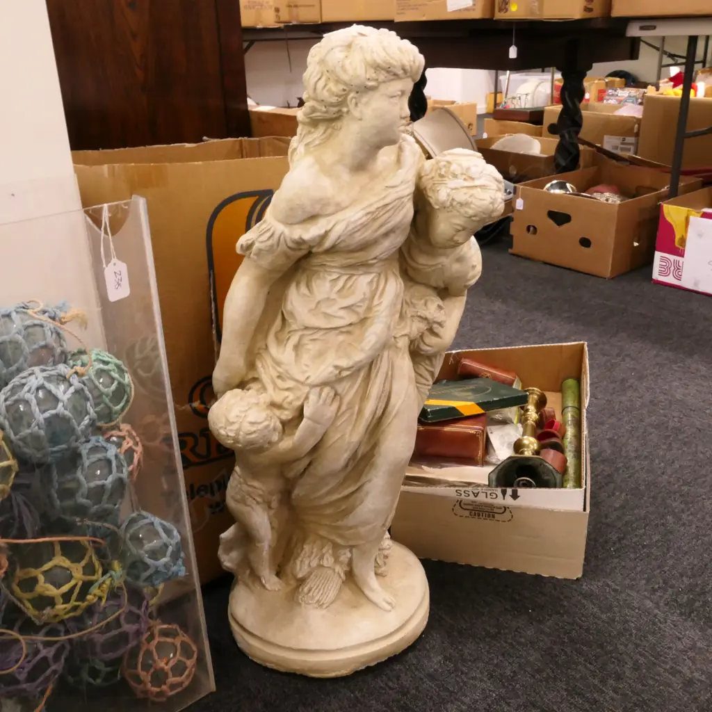 GARDEN STATUE WOMAN WITH CHILD H 740 MM Image 1++