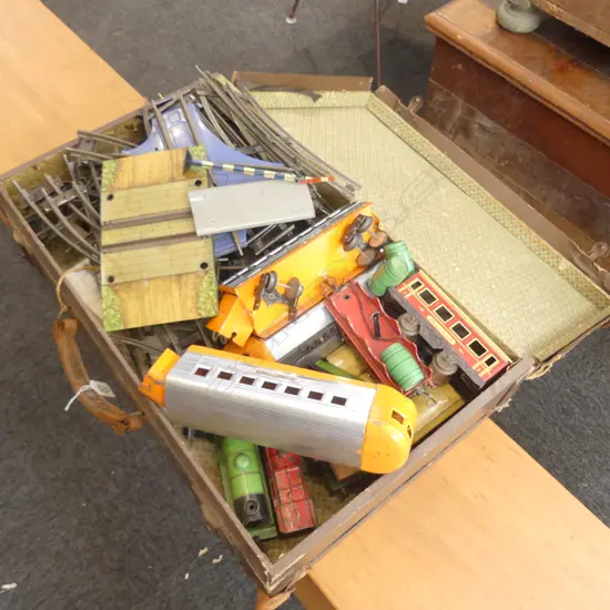 SUITCASE OF VINTAGE TOY TRAINS, CARRIAGES AND TRACK INCL. HORNBY ETC 18558 