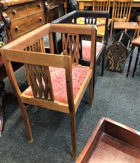 PR OF EDWARDIAN PARLOUR CHAIRS, WITH RESTRAINED NOUVEAU BACKS Image 1++