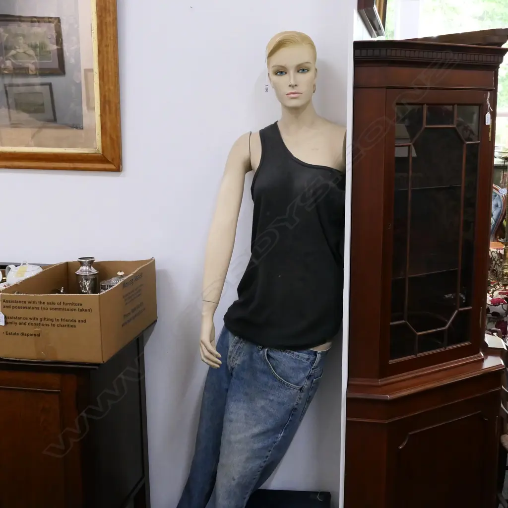 1 ARM FEMALE MANNEQUIN Image 1++