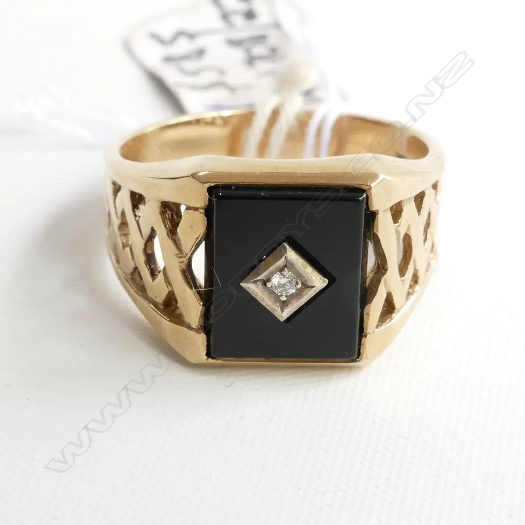 9CT ONYX & DIAMOND SIGNET RING Image 1++