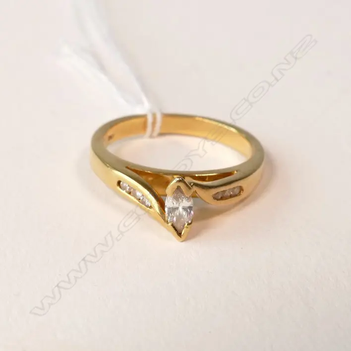 18CT GOLD & DIAMOND RING 3.80gm Image 1++