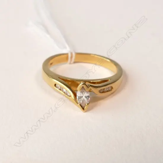 18CT GOLD & DIAMOND RING 3.80gm