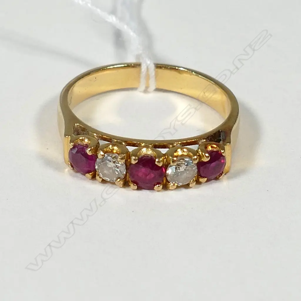 18CT  GOLD 3 RUBY 2 DIAMOND RING Image 1++