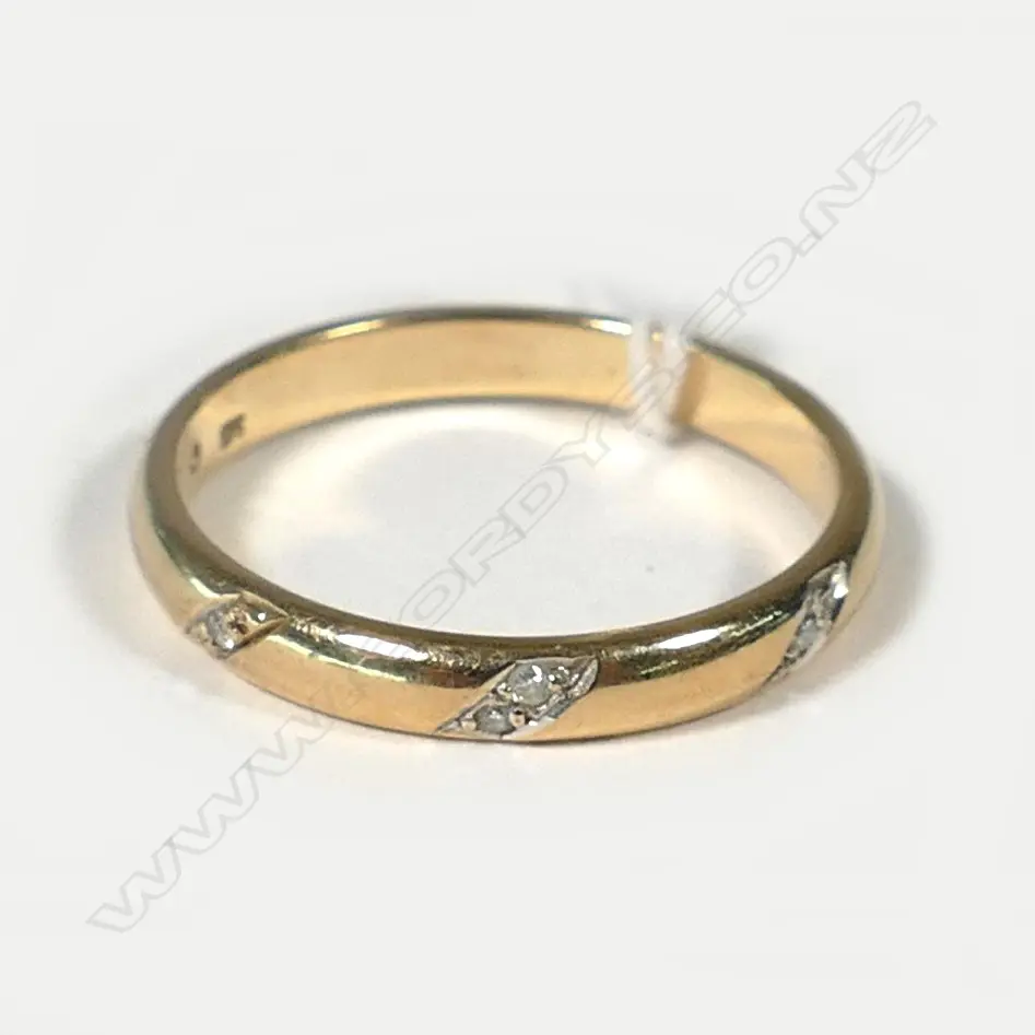 9CT GOLD AND DIAMOND SET BAND (RETAIL REPLACEMENT $695) Image 1++
