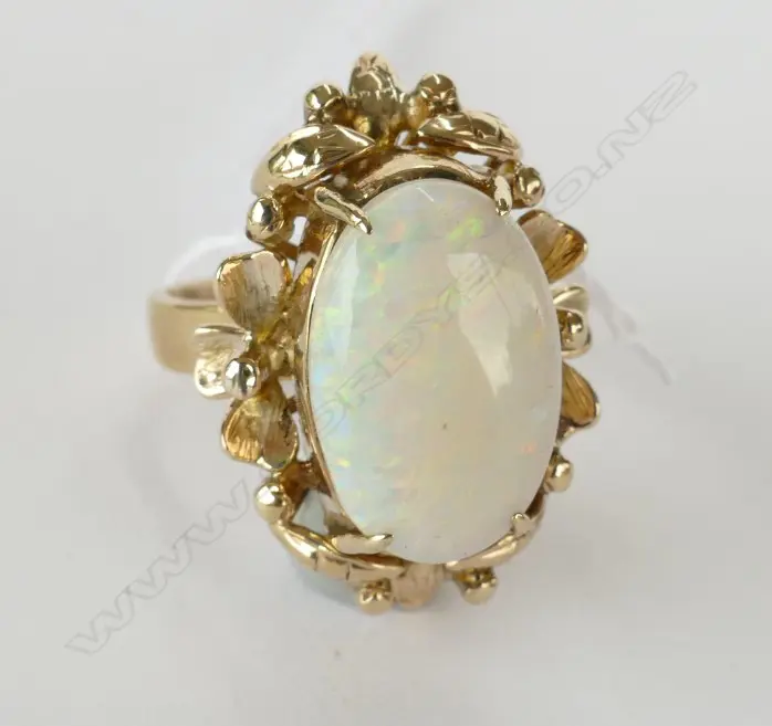 RETRO 18CT GOLD AND OPAL RING Image 1++