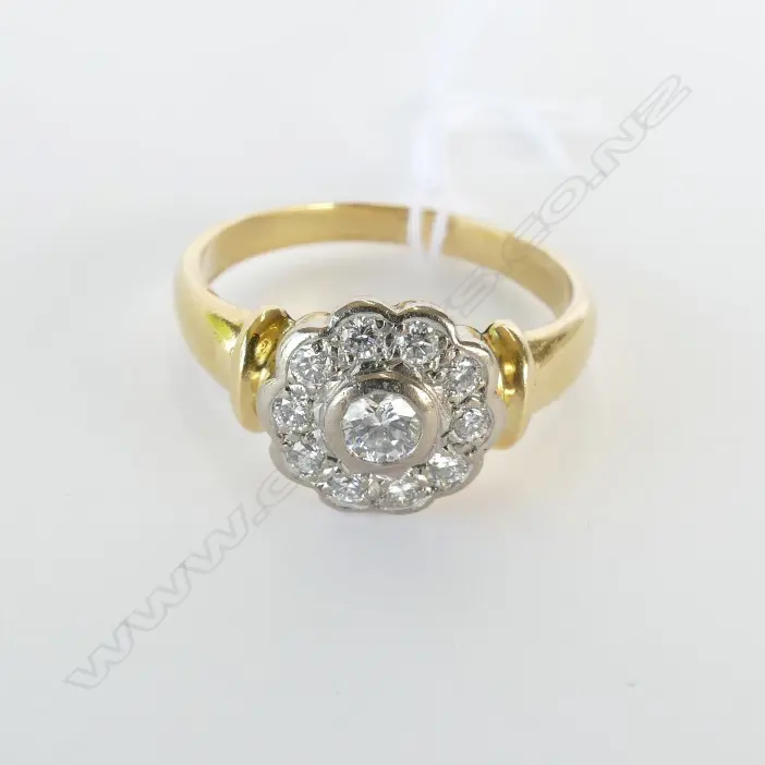 18CT AND DIAMOND CLUSTER RING rtv 16/12/20 Image 1++