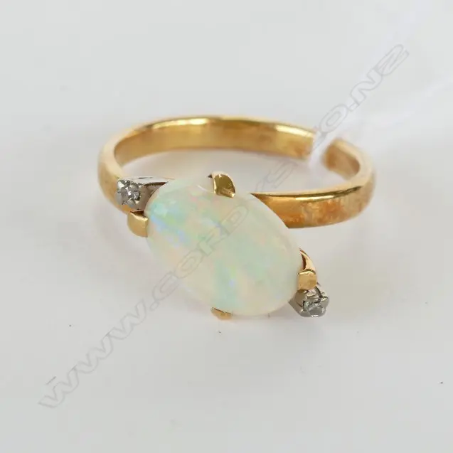 18ct GOLD OPAL AND DIAMOND RING (VAL) Image 1++