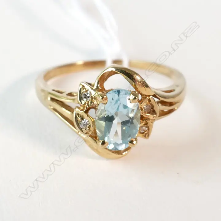 9CT AQUAMARINE & DIAMOND RING Image 1++