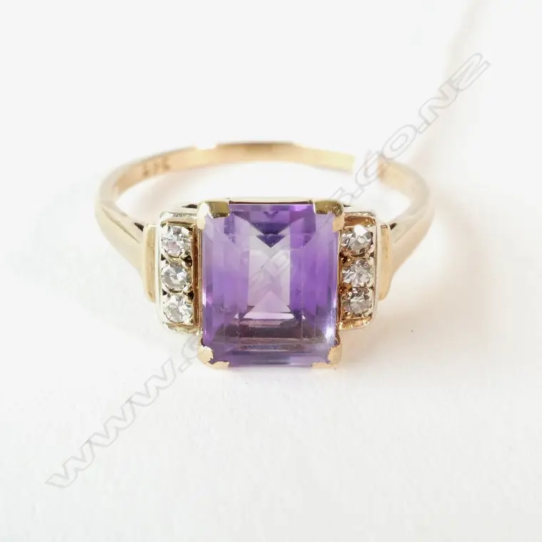 9CT AMETHYST & DIAMOND RING Image 1++