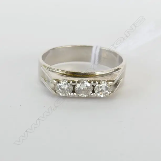 9CT WHITE GOLD AND DIAMOND RING (VAL) Image 1++
