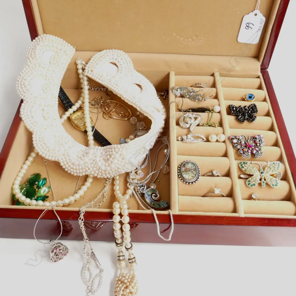 JEWELLERY BOX AND CONTENTS Image 1++