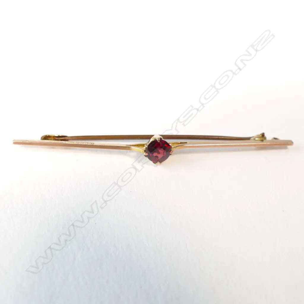 9CT GOLD AND RUBY BAR BROOCH Image 1++