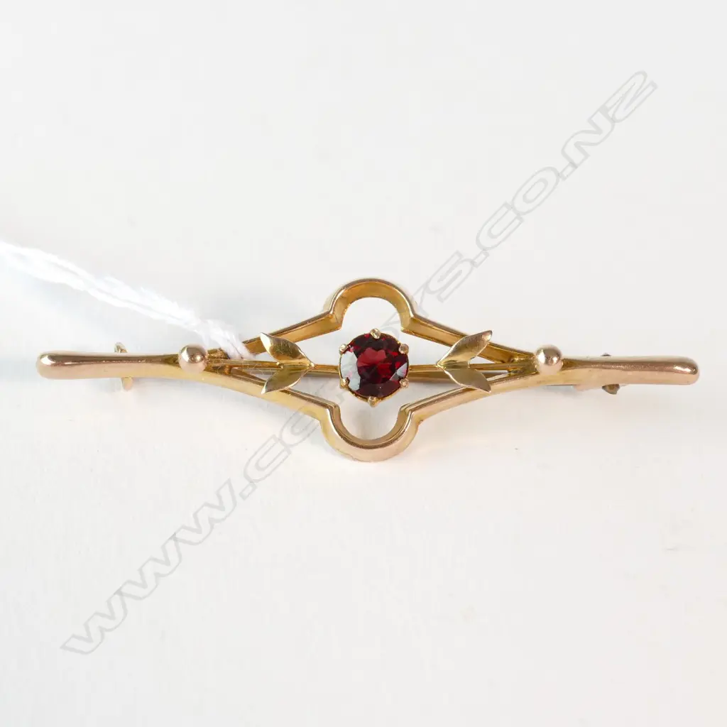 EDW 9CT GOLD GARNET BROOCH 1.47GMS Image 1++