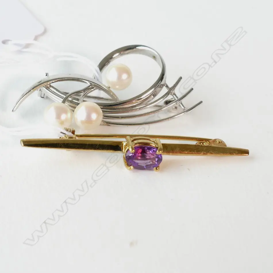 2 SILVER BROOCHES 1 G/P AMETHYST + W PEARLS Image 1++