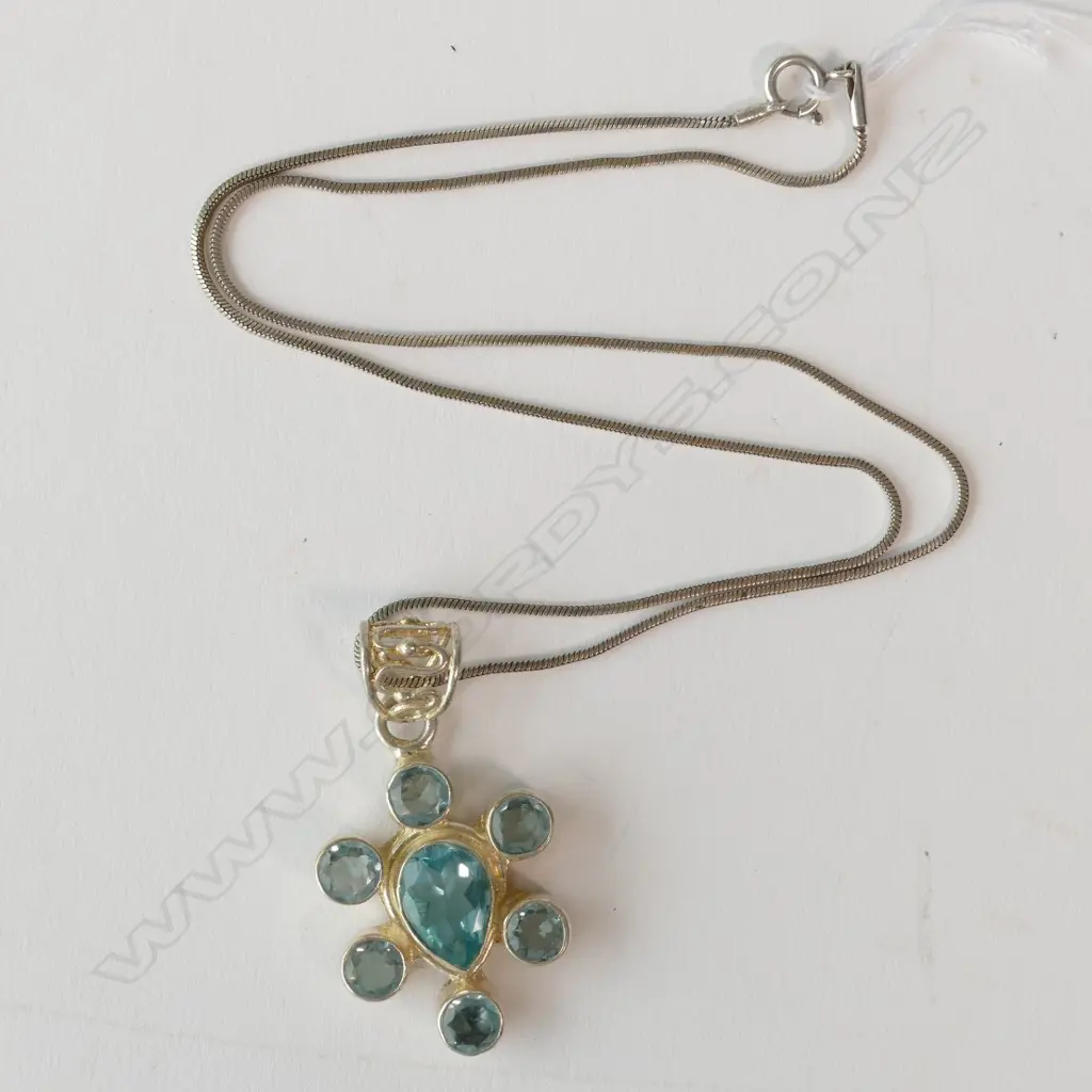 SILVER GEM SET PENDANT AND CHAIN Image 1++