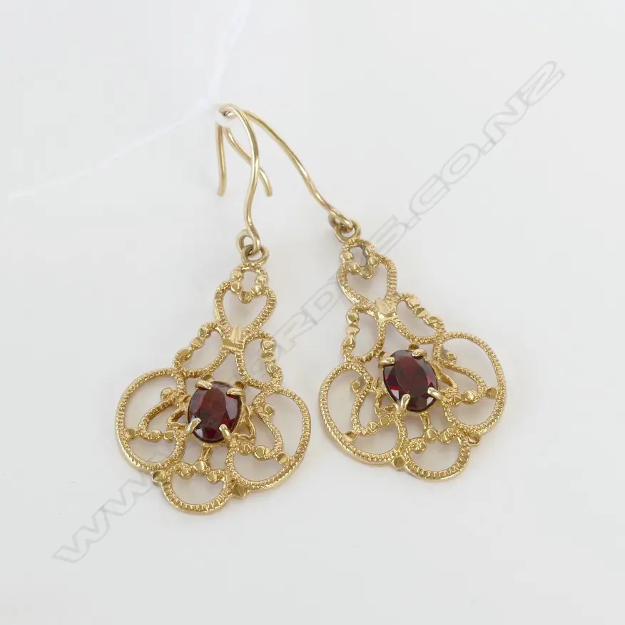 9CT GOLD AND GARNET EARRINGS Image 1++
