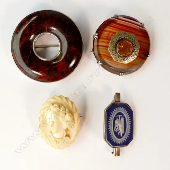 BAG LOT OF BROOCHES - AGATE,WEDGWOOD, ETC