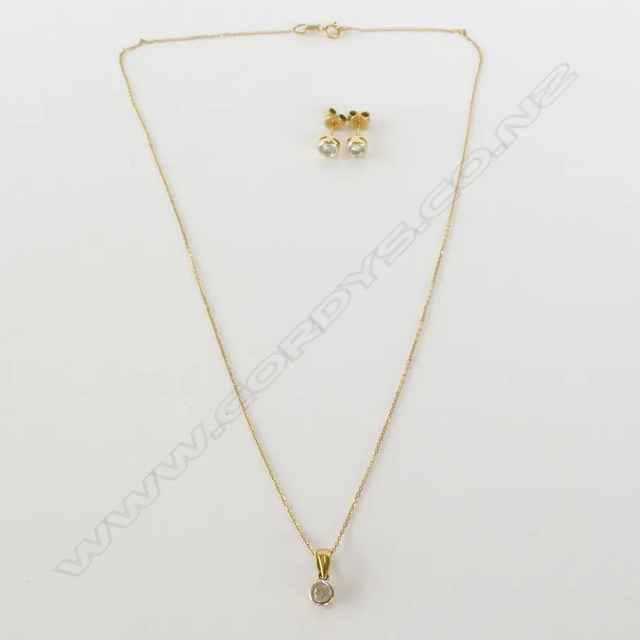 18CT GOLD AND DIAMOND PENDANT/EARRINGS SET Image 1++