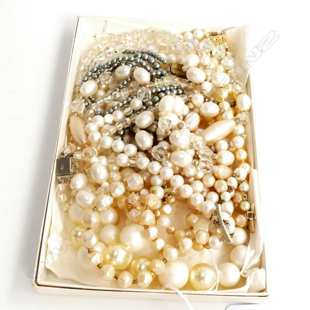 BOX OF ASSORTED BEADS & PEARLS Image 1++