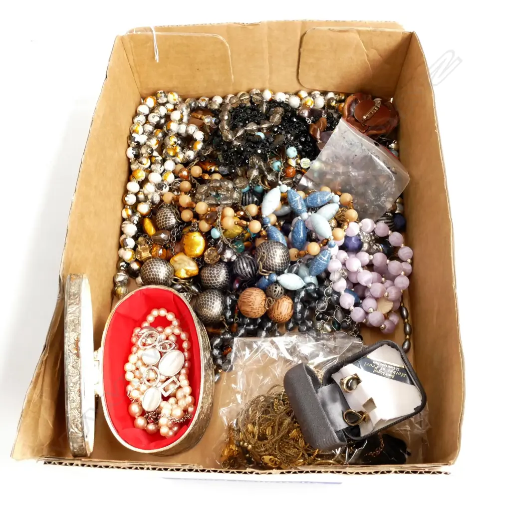 LOT OF ASST COSTUME JEWELLERY Image 1++