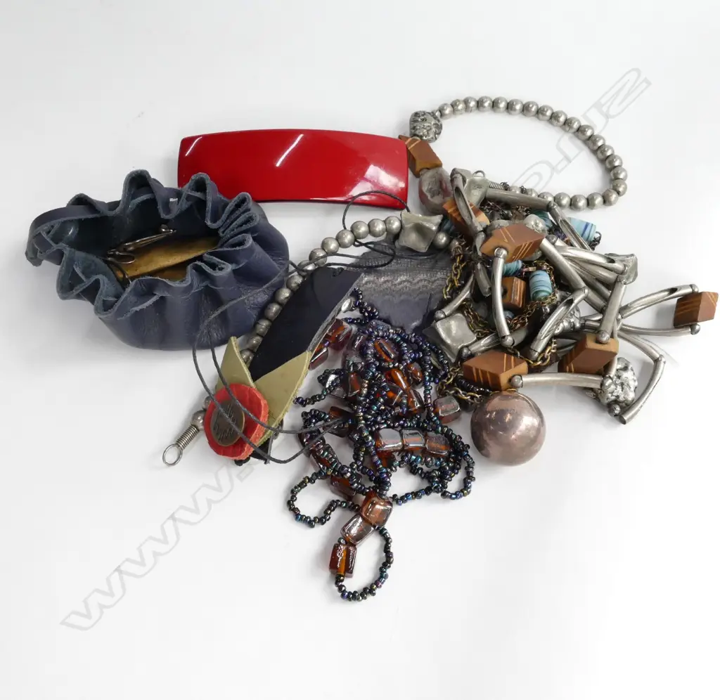 COLLECTION OF JEWELLERY INCL. PR 925 EARRINGS, LEATHER ACCESSORIES ETC Image 1++