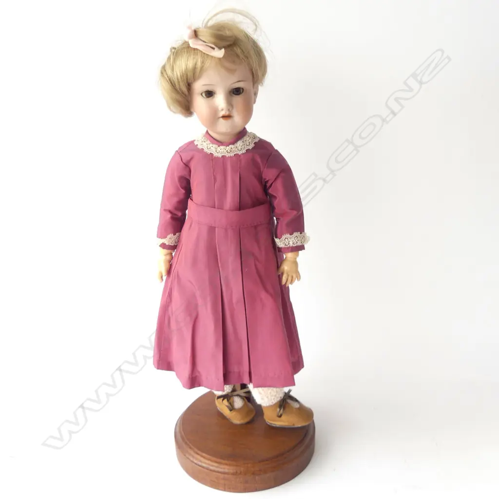 ANTIQUE ARMAND MARSIELLE BISQUE DOLL, STAMPED 'ARMAND MARSEILLE GERMANY 390 A.O.M.', ON STAND, H. 450MM (INCL. STAND) Image 1++