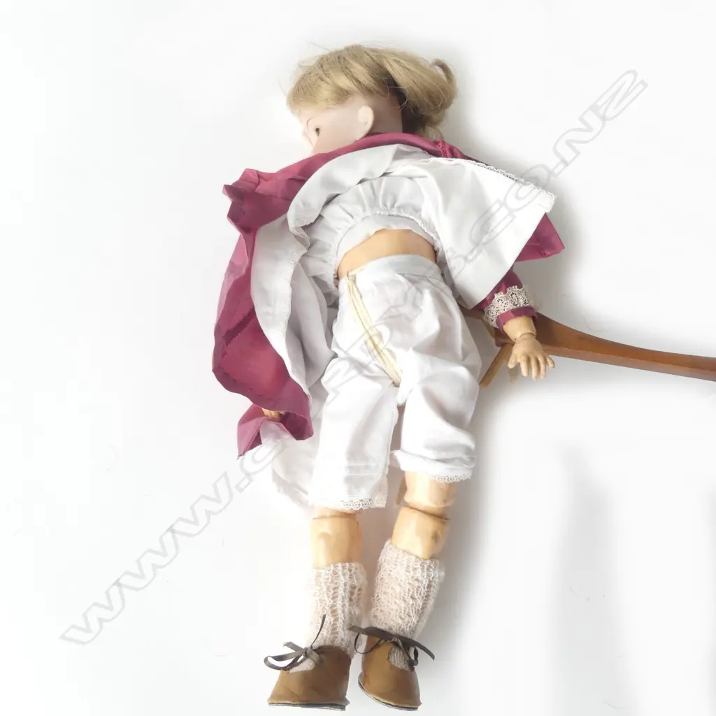 ANTIQUE ARMAND MARSIELLE BISQUE DOLL, STAMPED 'ARMAND MARSEILLE GERMANY 390 A.O.M.', ON STAND, H. 450MM (INCL. STAND) Image 1++