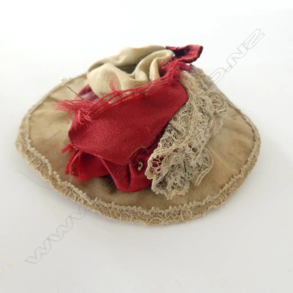 ANTIQUE ARMAND MARSIELLE BISQUE DOLL, STAMPED 'ARMAND MARSEILLE GERMANY 390 A.O.M.', ON STAND, H. 450MM (INCL. STAND) Image 1++