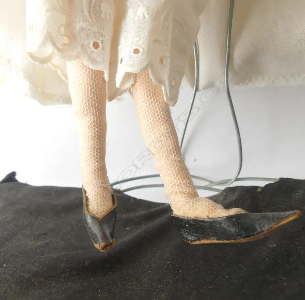 MÉLANIE WAX DOLL ON WIRE ARMATURE, SOFT BODY & LEATHER HANDS, H. 390MM Image 1++