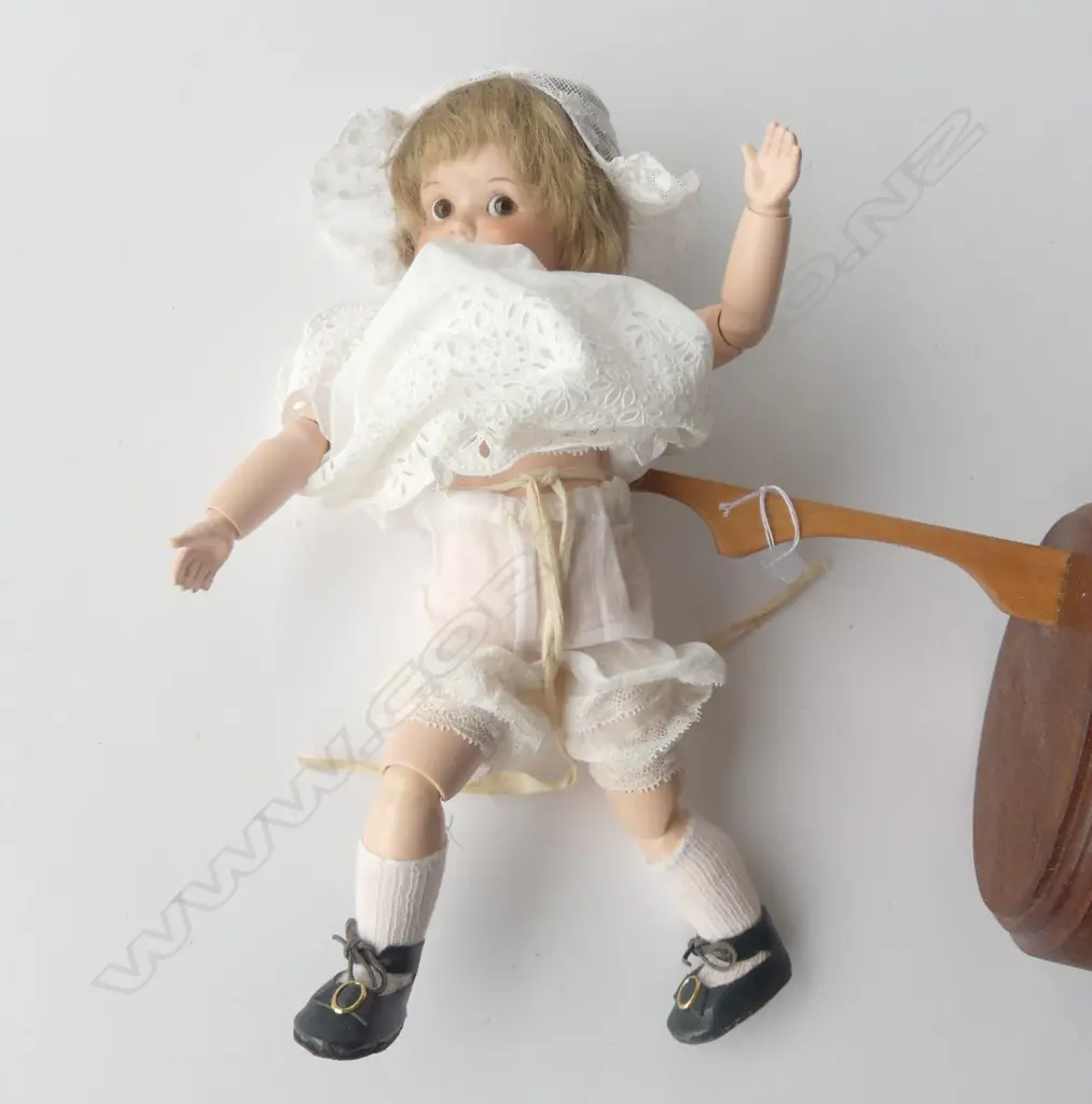 UNCOMMON ANTIQUE DEMALCOL DOLL ON STAND, STAMPED 'DEMALCOL 5/o GERMANY', GOOGLY EYES, H. 320MM (INCL STAND) Image 1++