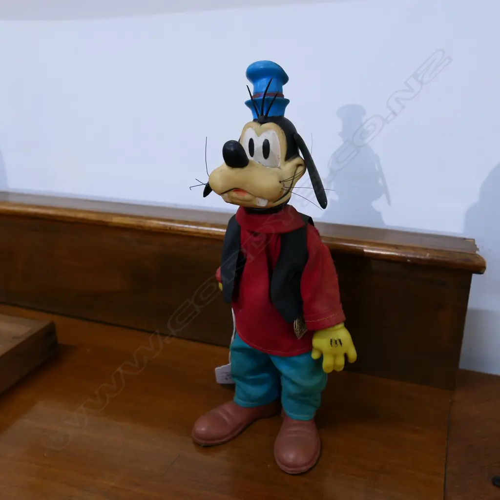 A VINTAGE WALT DISNEY PRODUCTIONS GOOFY H 220 MM Image 1++