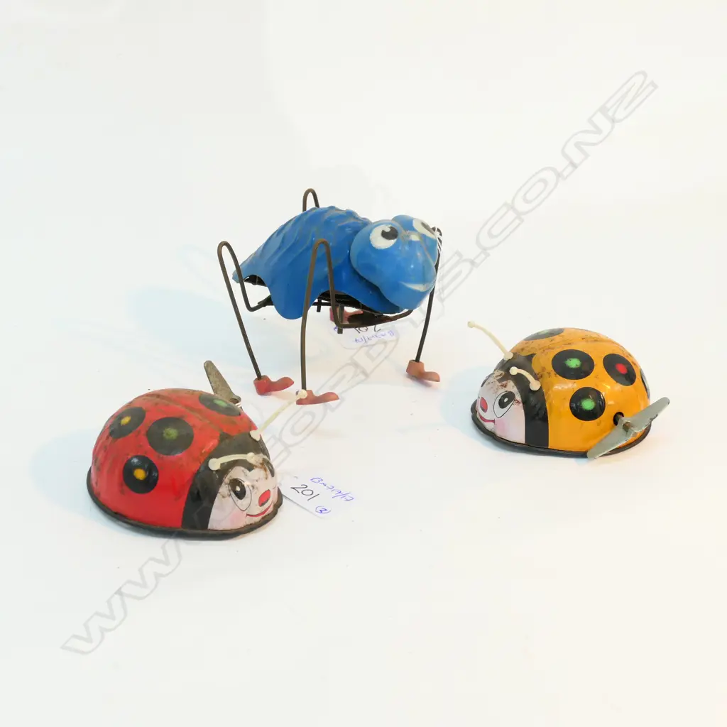 A PLASTIC GREAT SPIDERC/WORK TOY + 2 JAPANESE LADY BIRDS Image 1++