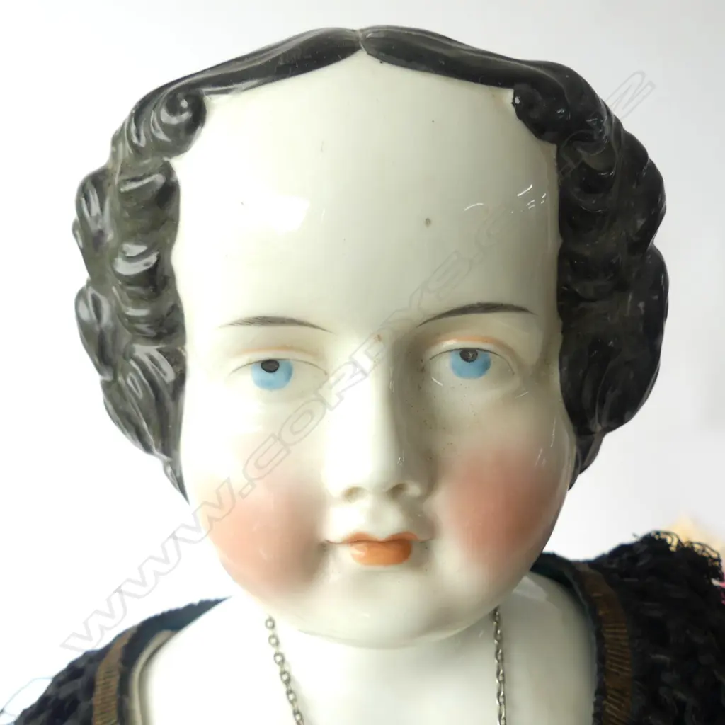 LG 1860S ANTIQUE CHINA SHOULDER HEAD DOLL, WITH MOULDED HEAD & HANDS, WOODEN FEET, H.640MM (INCL STAND) Image 1++
