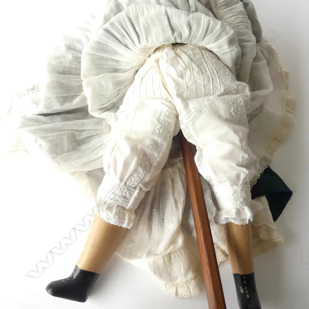 LG 1860S ANTIQUE CHINA SHOULDER HEAD DOLL, WITH MOULDED HEAD & HANDS, WOODEN FEET, H.640MM (INCL STAND) Image 1++