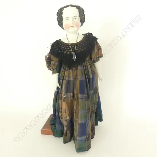 LG 1860S ANTIQUE CHINA SHOULDER HEAD DOLL, WITH MOULDED HEAD & HANDS, WOODEN FEET, H.640MM (INCL STAND)