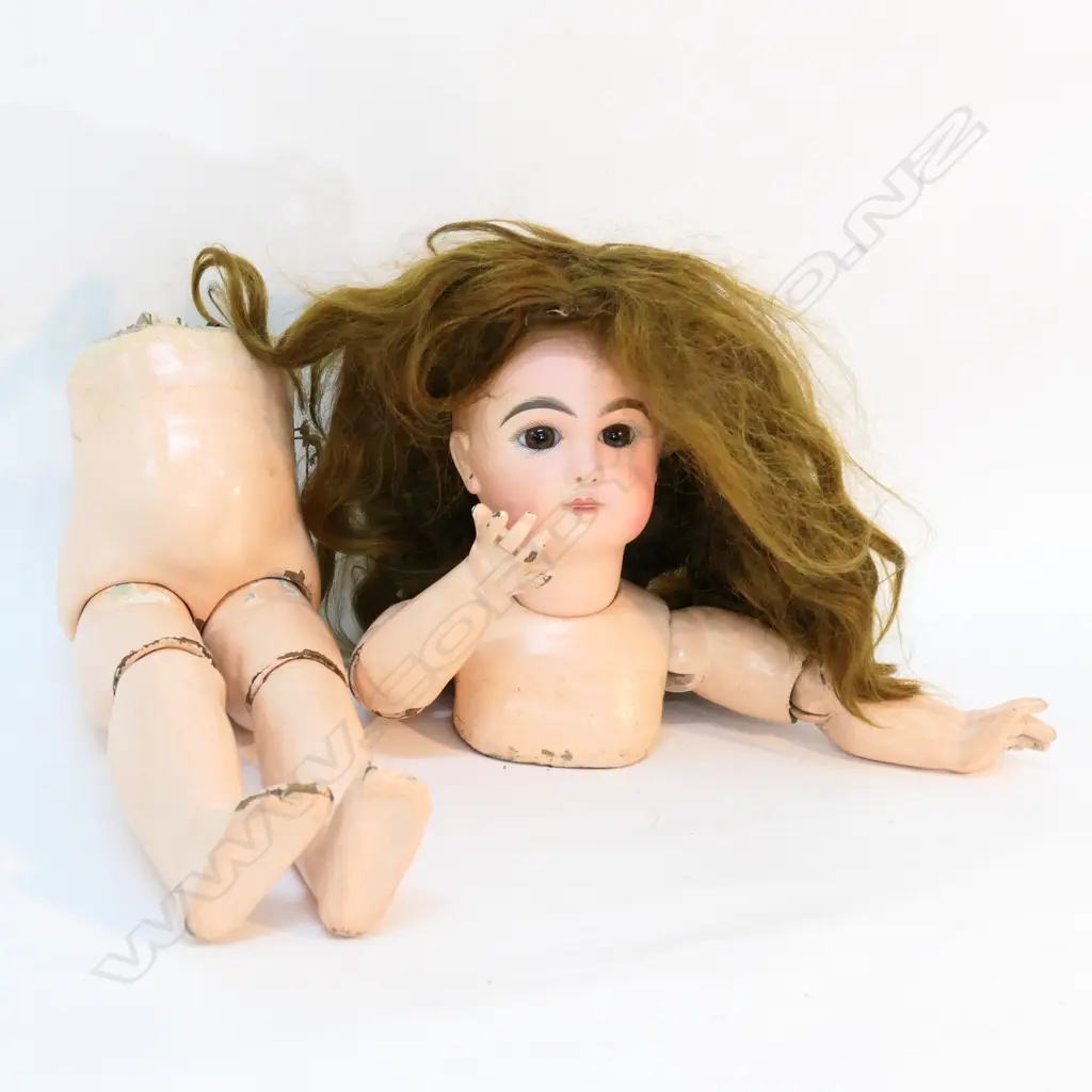 A TETE JUMEAU PORCELAIN HEAD DOLL WITH MECHANICAL COMPOSITE BODY H 460 MM Image 1++