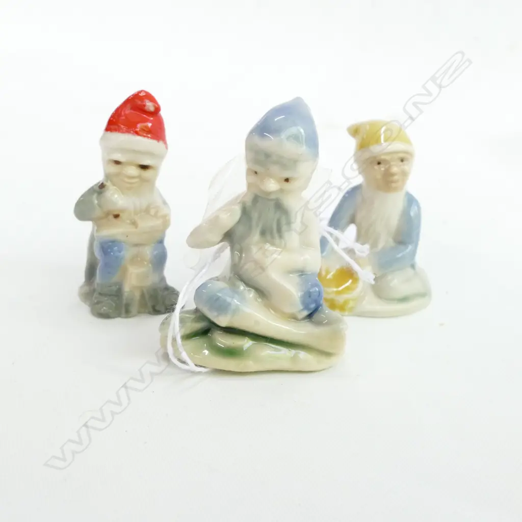 3 WADE WHIMSIES LUCKY FOLK Image 1++
