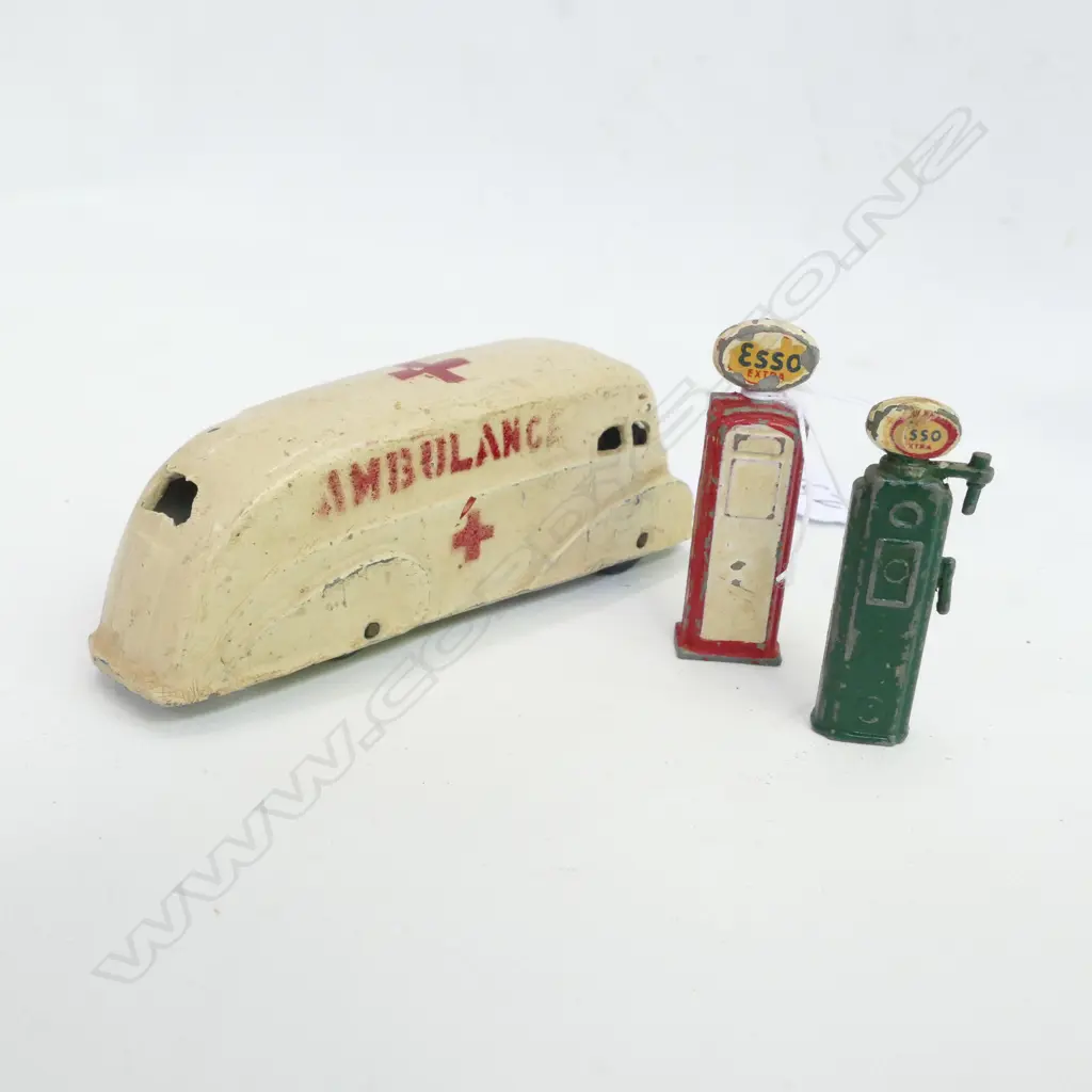 A N.Z TINK -E -TOYS AMBULANCE WITH 2 GAS PUMPS L 95 MM Image 1++