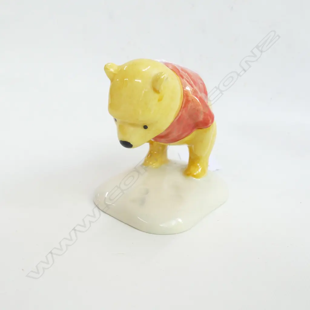 ROYAL DOULTON FIGURE WINNIE THE POOH AND THE PAW MARKS  Image 1++