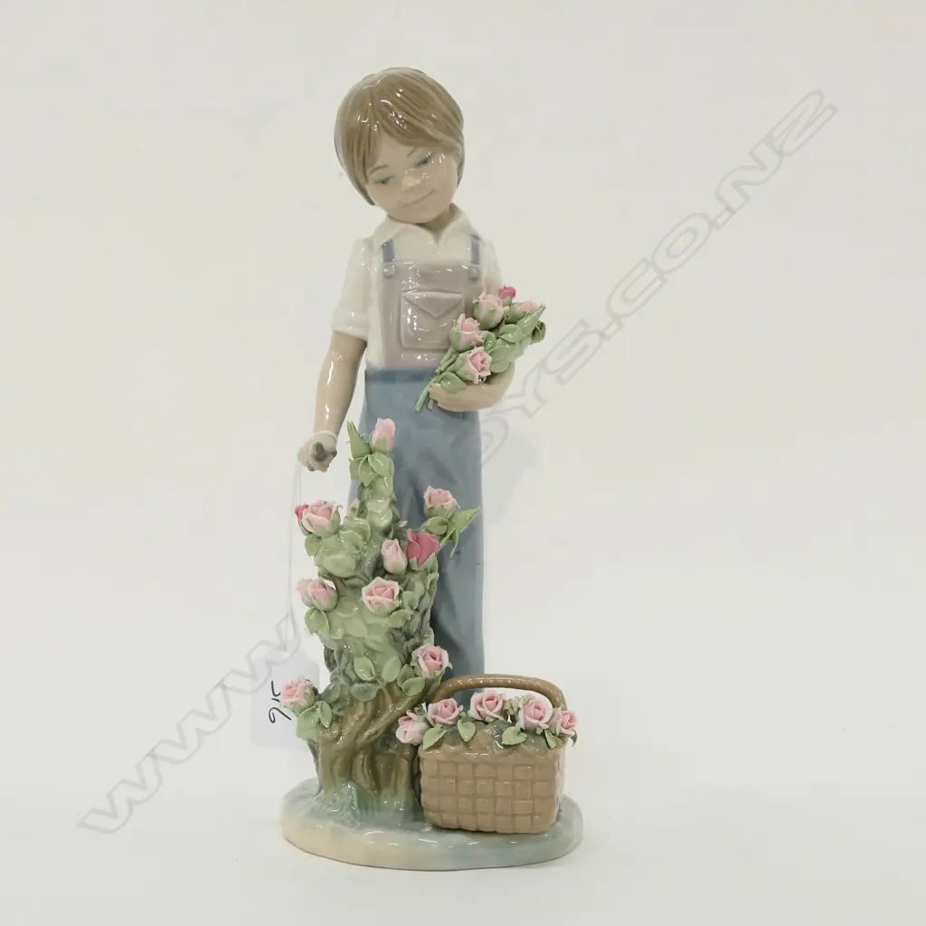 LLADRO THE YOUNG GARDNER TENDING TO ROSES Image 1++