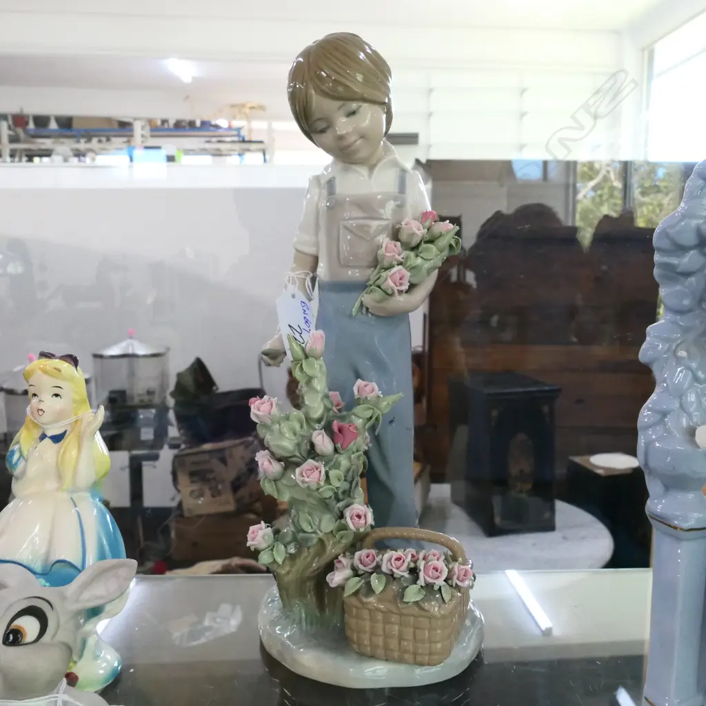 LLADRO THE YOUNG GARDNER TENDING TO ROSES Image 1++