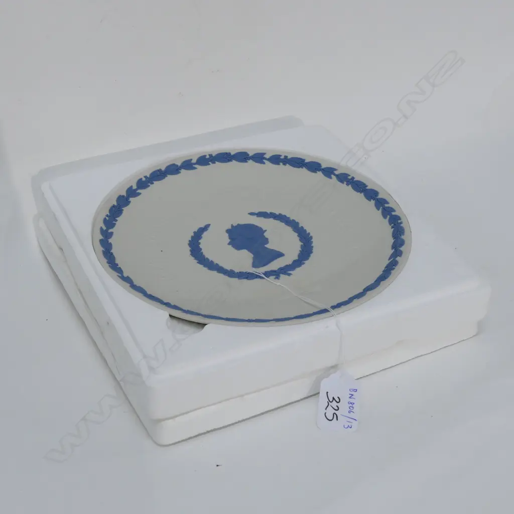 WEDGWOOD JASPERWARE PLATE- CORONATION SILVER JUBILEE Image 1++