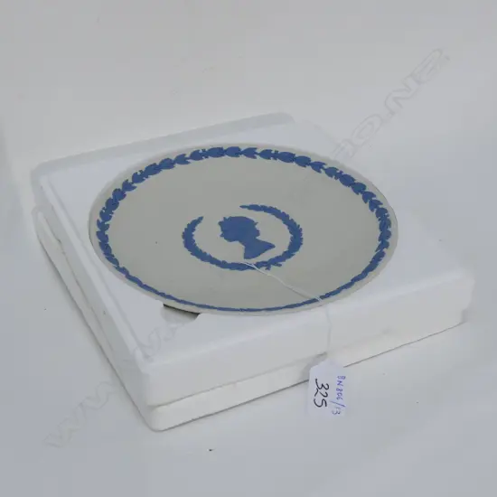 WEDGWOOD JASPERWARE PLATE- CORONATION SILVER JUBILEE
