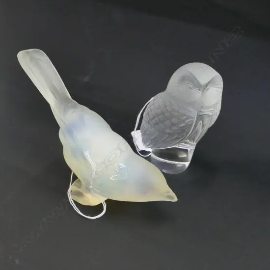 LALIQUE OWL TOGETHER WITH AN OPALESCENT GLASS BIRD H 90 MM 