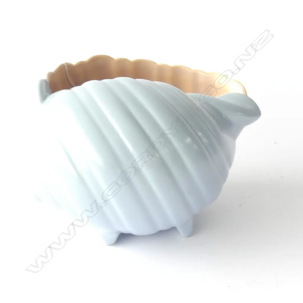 POOLE TWINTONE BLUE & PINK SHELL VASE, STAMPED '100', H. 105MM Image 1++