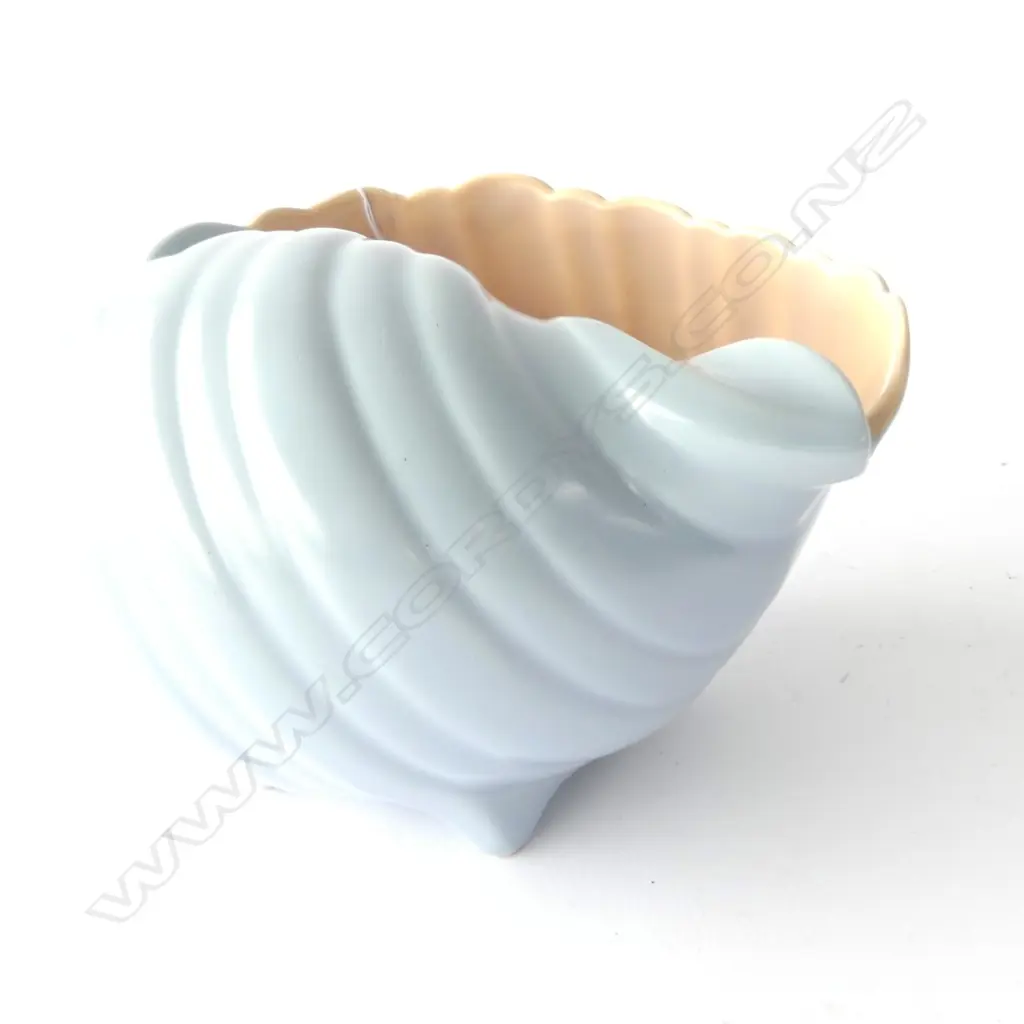 POOLE TWINTONE BLUE & PINK SHELL VASE, STAMPED '100', H. 105MM Image 1++